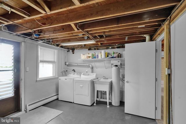 33 LAWNDALE RD, Wyomissing, PA 19610