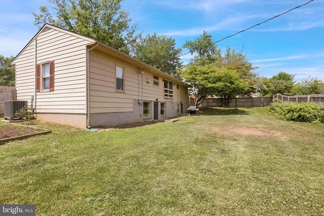 33 LAWNDALE RD, Wyomissing, PA 19610