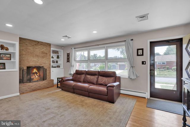 33 LAWNDALE RD, Wyomissing, PA 19610