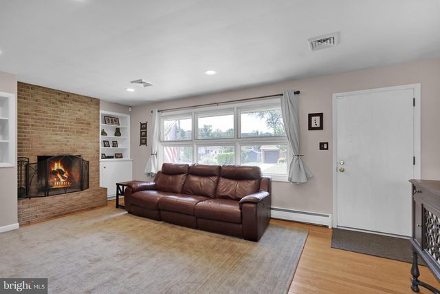 33 LAWNDALE RD, Wyomissing, PA 19610