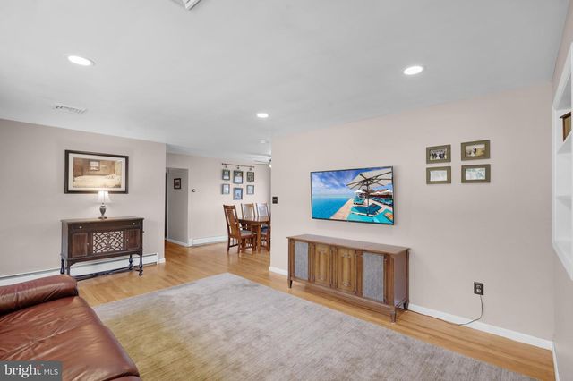 33 LAWNDALE RD, Wyomissing, PA 19610
