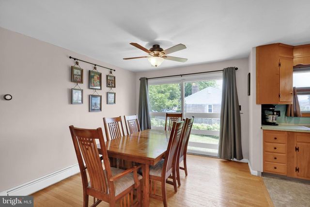 33 LAWNDALE RD, Wyomissing, PA 19610