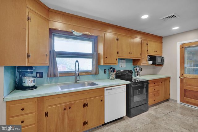 33 LAWNDALE RD, Wyomissing, PA 19610