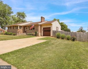 33 LAWNDALE RD, Wyomissing, PA 19610