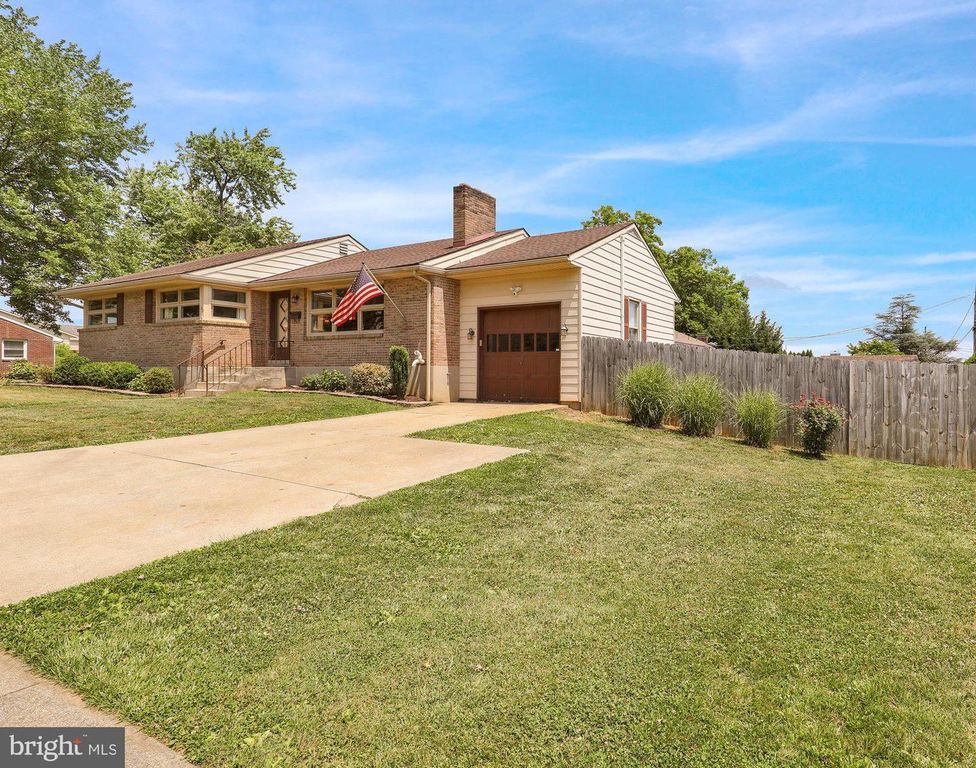 33 LAWNDALE RD, Wyomissing, PA 19610