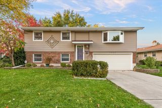 1842 Country Knoll Lane, Elgin, IL 60123