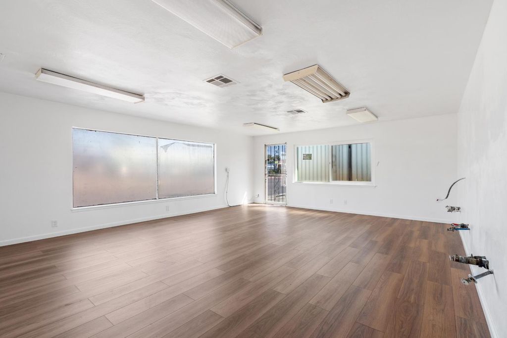 Image 12 of property listing at 4584 E Tulare Street, Fresno, CA 93702