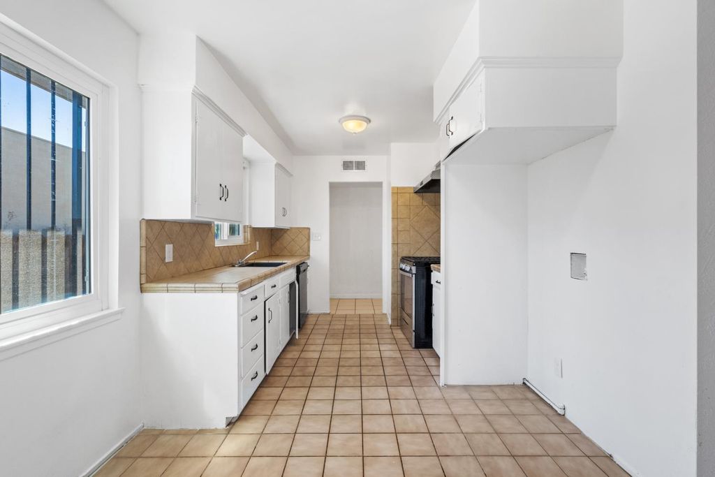 Image 18 of property listing at 4584 E Tulare Street, Fresno, CA 93702