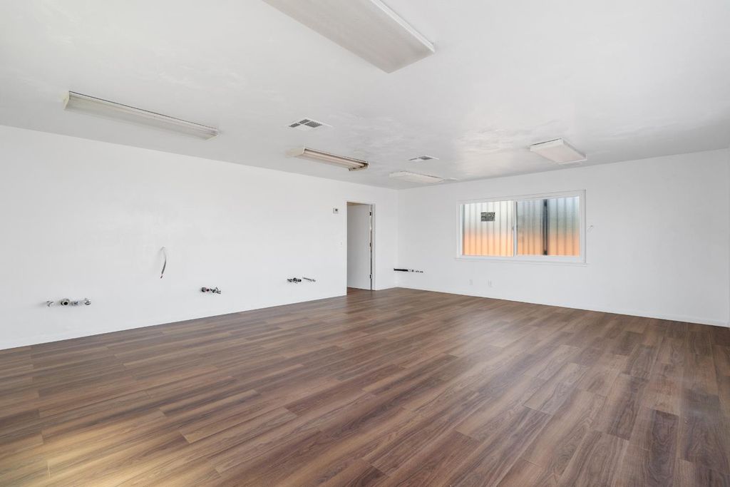 Image 3 of property listing at 4584 E Tulare Street, Fresno, CA 93702