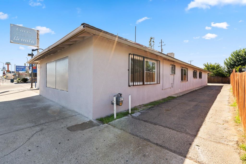 Image 6 of property listing at 4584 E Tulare Street, Fresno, CA 93702