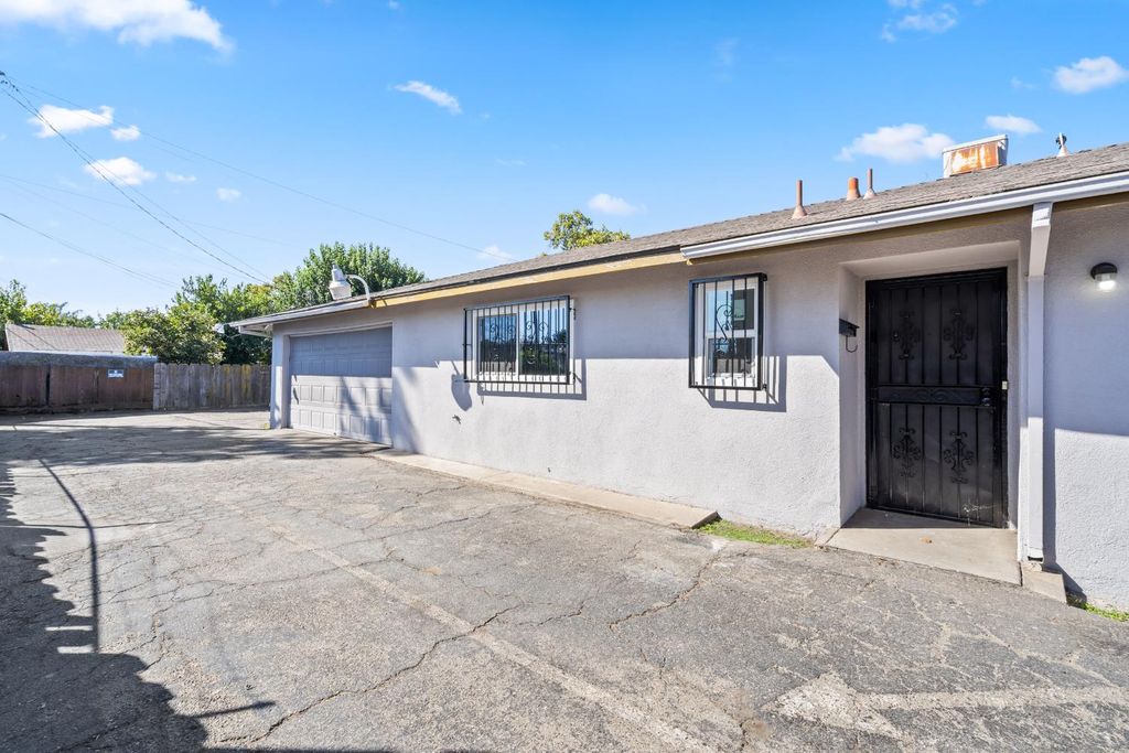 Image 9 of property listing at 4584 E Tulare Street, Fresno, CA 93702