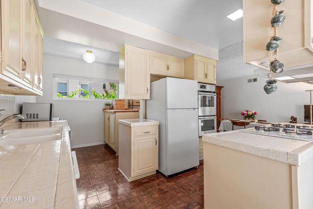 4230 Canoga Avenue, Woodland Hills, CA 91364