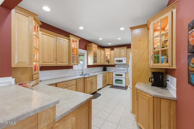 410 Lakeview Street, Bluff City, TN 37618