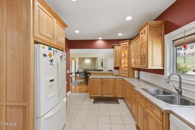 410 Lakeview Street, Bluff City, TN 37618