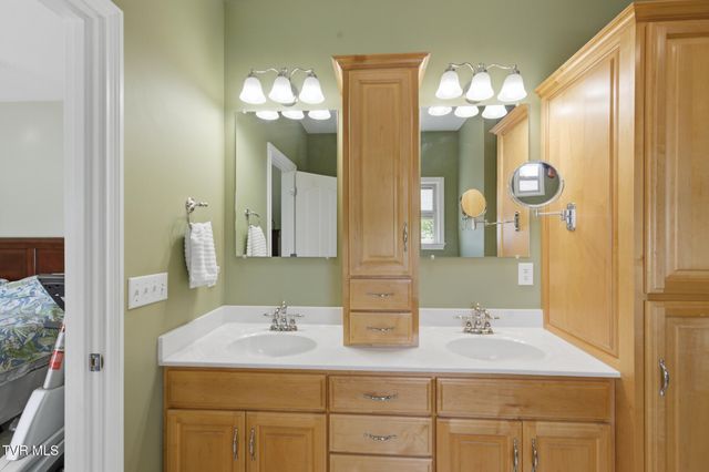410 Lakeview Street, Bluff City, TN 37618