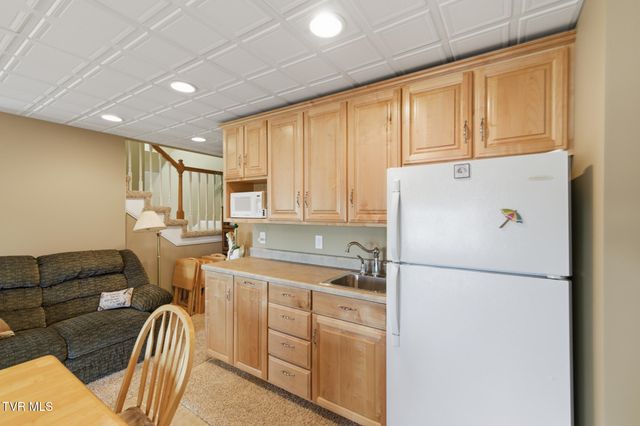 410 Lakeview Street, Bluff City, TN 37618