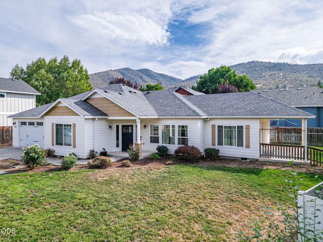 1630 Summer Place, Talent, OR 97540