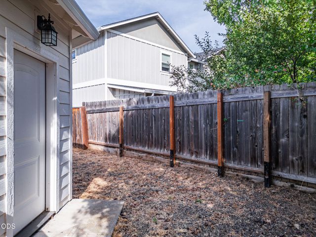 1630 Summer Place, Talent, OR 97540