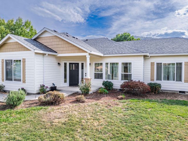 1630 Summer Place, Talent, OR 97540