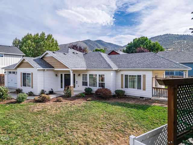 1630 Summer Place, Talent, OR 97540