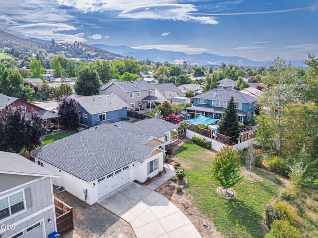 1630 Summer Place, Talent, OR 97540