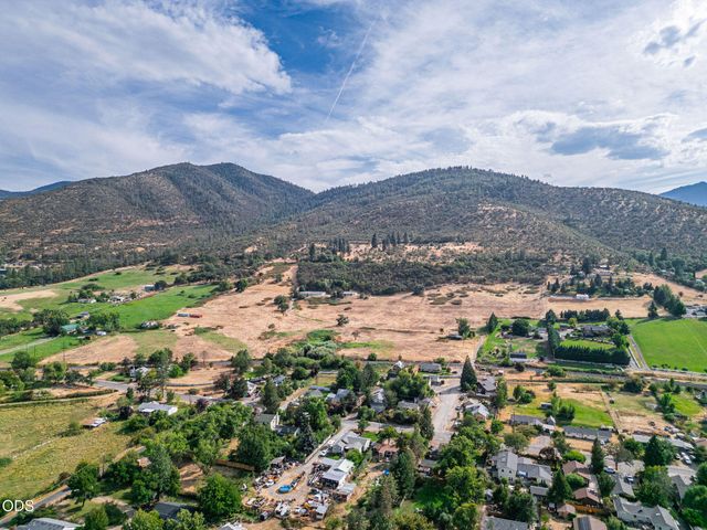 1630 Summer Place, Talent, OR 97540