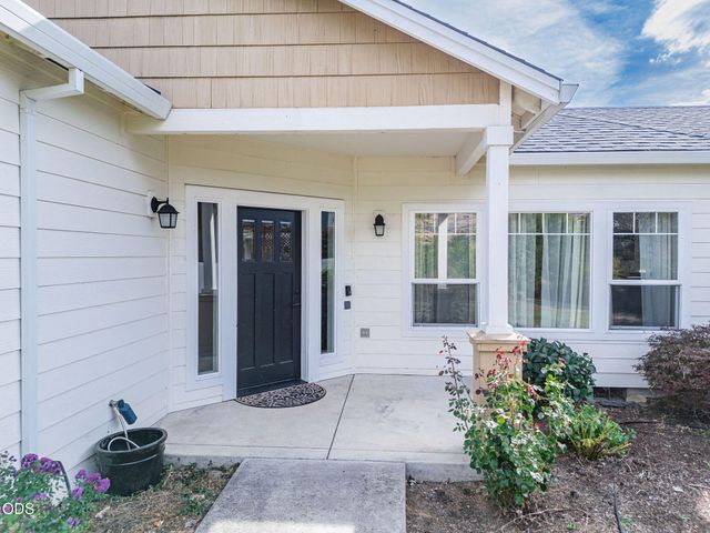 1630 Summer Place, Talent, OR 97540