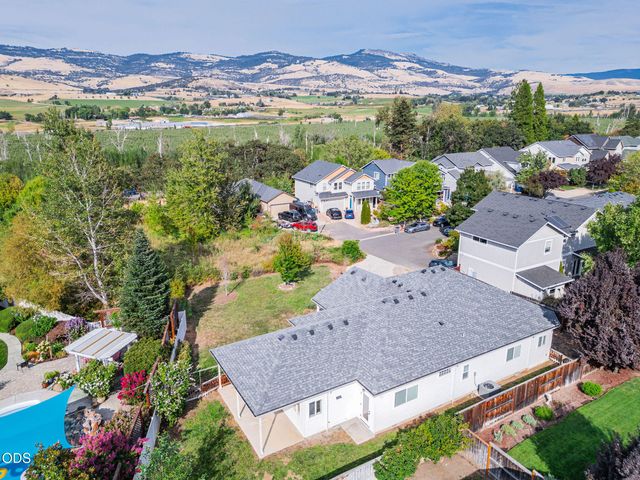 1630 Summer Place, Talent, OR 97540