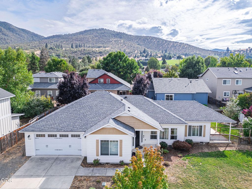 1630 Summer Place, Talent, OR 97540