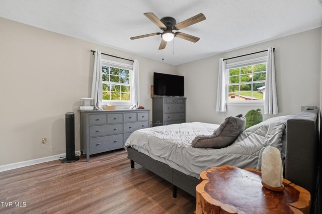 390 Wallace Pike, Bristol, VA 24202