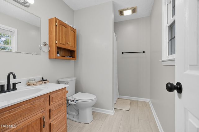 390 Wallace Pike, Bristol, VA 24202