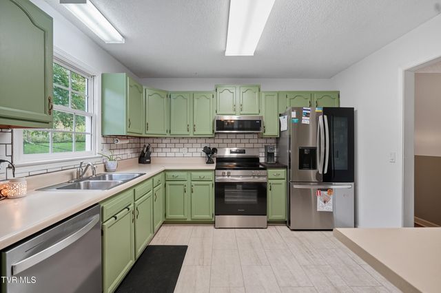 390 Wallace Pike, Bristol, VA 24202