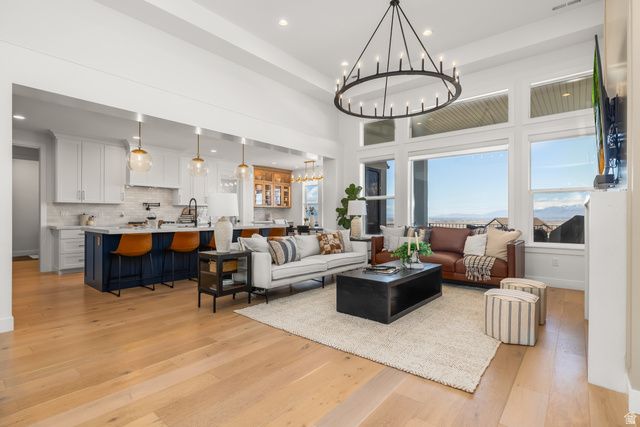 194 W MEADOW LARK LN, Elk Ridge, UT 84651