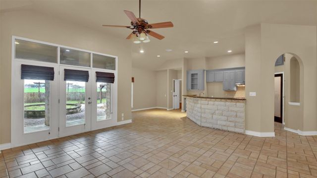 2300 Willow LN, Taylor, TX 76574