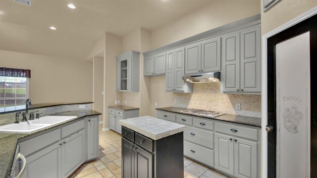2300 Willow LN, Taylor, TX 76574