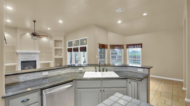 2300 Willow LN, Taylor, TX 76574
