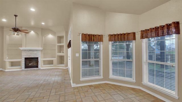 2300 Willow LN, Taylor, TX 76574