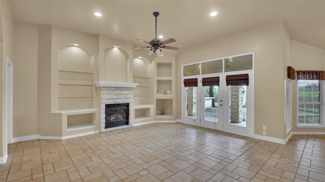 2300 Willow LN, Taylor, TX 76574