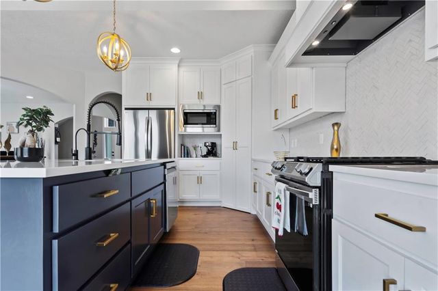 24795 W 89th Terrace, Lenexa, KS 66227