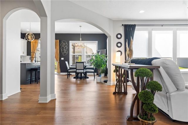 24795 W 89th Terrace, Lenexa, KS 66227