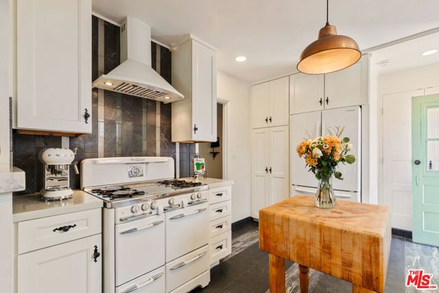 2735 Clyde Avenue, Los Angeles, CA 90016