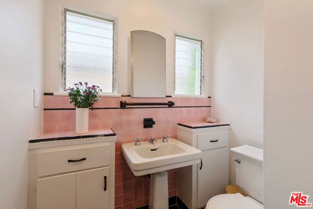2735 Clyde Avenue, Los Angeles, CA 90016
