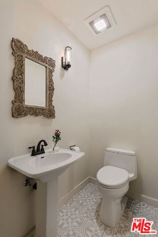 2735 Clyde Avenue, Los Angeles, CA 90016