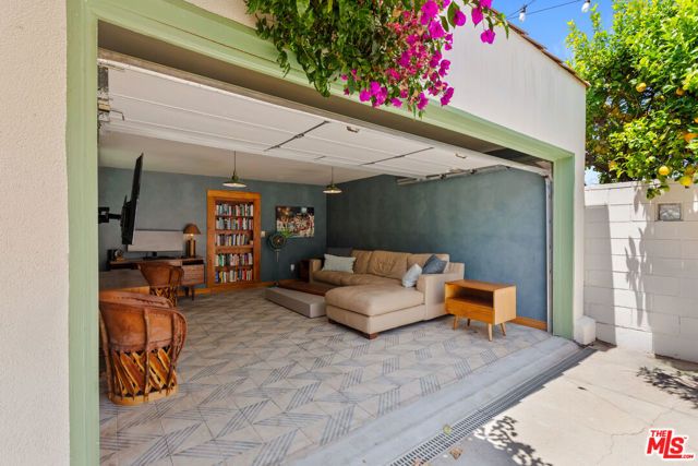 2735 Clyde Avenue, Los Angeles, CA 90016
