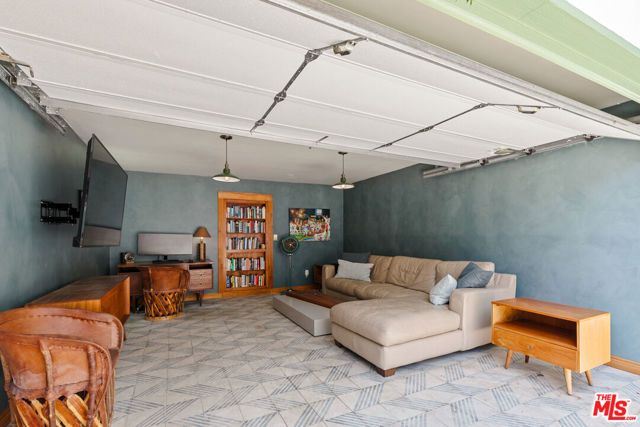 2735 Clyde Avenue, Los Angeles, CA 90016