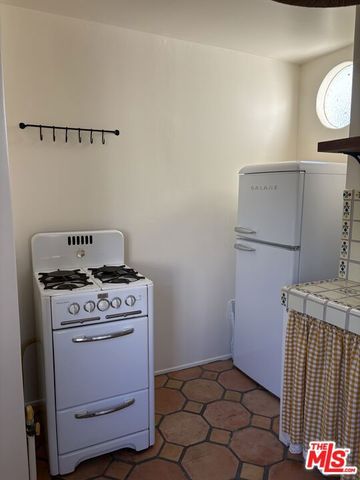 2735 Clyde Avenue, Los Angeles, CA 90016