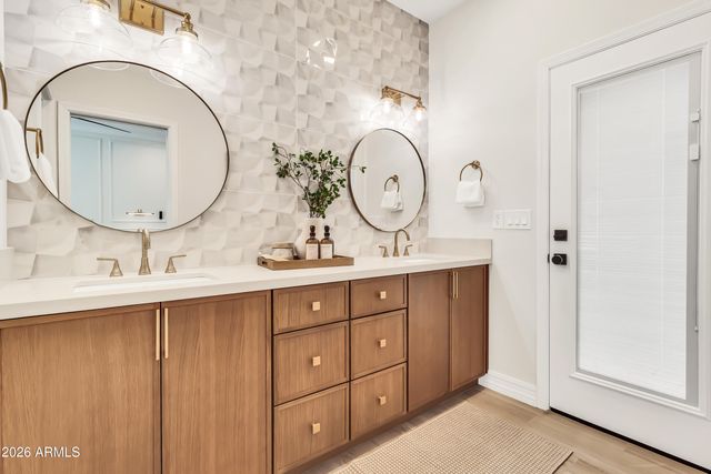 940 E SECRETARIAT Drive, Tempe, AZ 85284