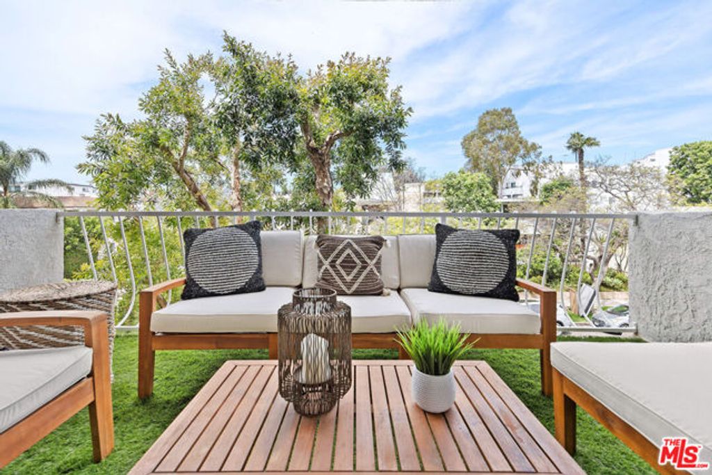 11918 Kiowa Avenue 201, Los Angeles, CA 90049