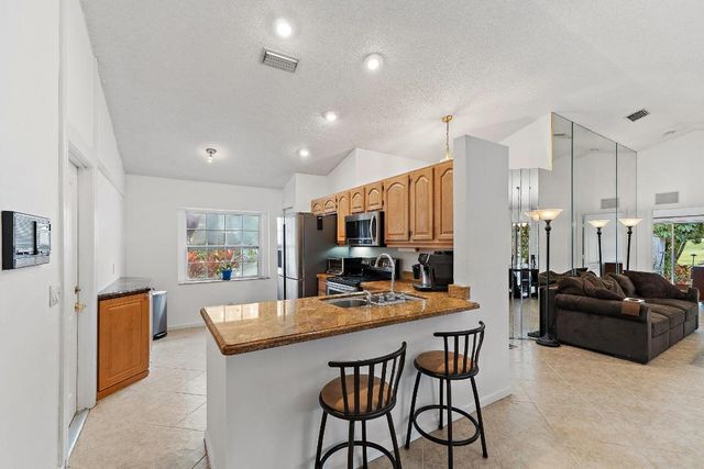 11 Admirals Court, Palm Beach Gardens, FL 33418