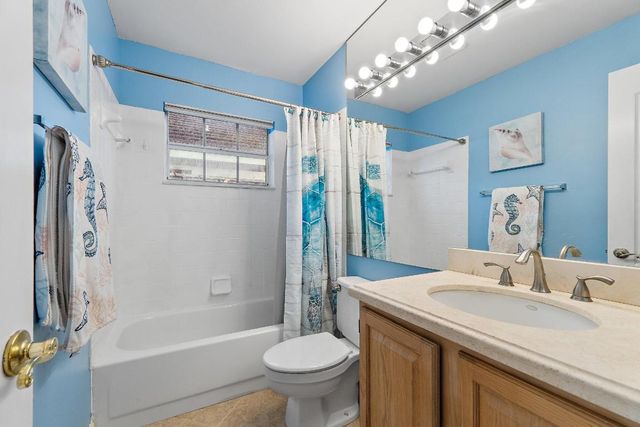 11 Admirals Court, Palm Beach Gardens, FL 33418